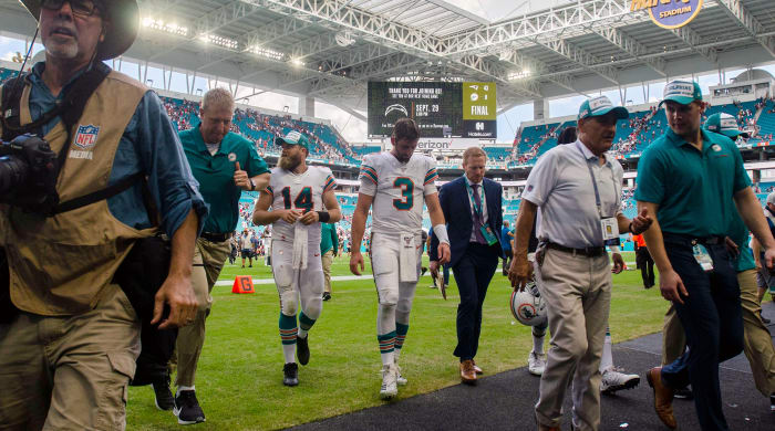 dolphins-patriots-josh-rosen-end